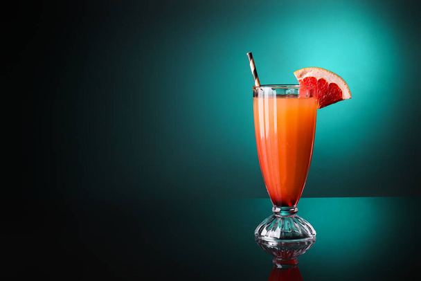 Copo de saboroso coquetel Tequila Sunrise em fundo de cor escura - Foto, Imagem