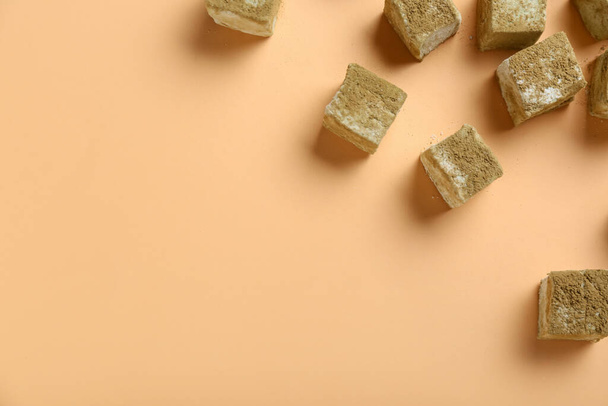 Tasty hojicha marshmallows on color background - Foto, afbeelding