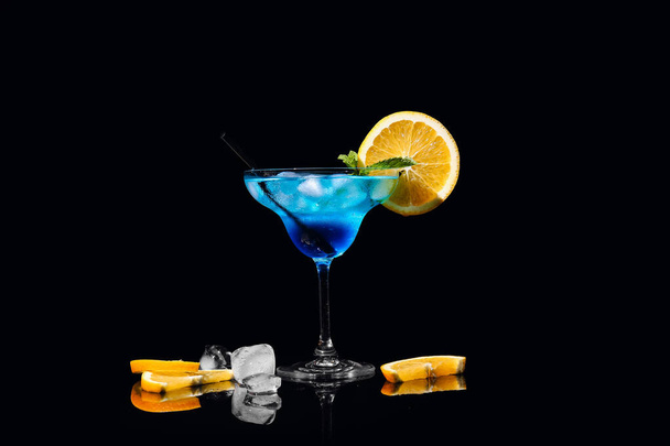 Bicchiere di Blue Lagoon cocktail su sfondo scuro - Foto, immagini