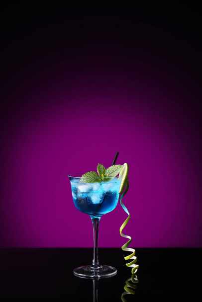 Bicchiere di Blue Lagoon cocktail su sfondo di colore scuro - Foto, immagini