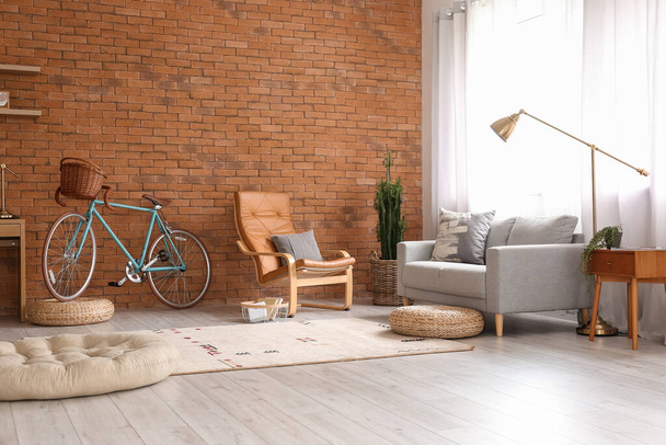 Комфортабельный интерьер гостиной с современным велосипедом - Фото, изображение