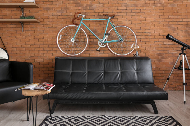 Комфортабельный интерьер гостиной с современным велосипедом - Фото, изображение