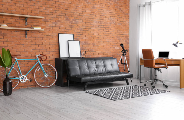 Comfortabele woonkamer interieur met moderne fiets - Foto, afbeelding
