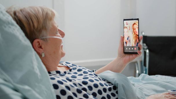 Starší žena držící smartphone s videohovorem - Fotografie, Obrázek