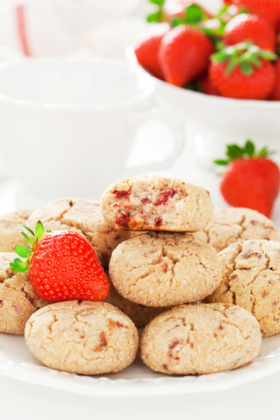 τα μπισκότα βρώμης πίτουρο, καρύδα και φράουλα - Φωτογραφία, εικόνα