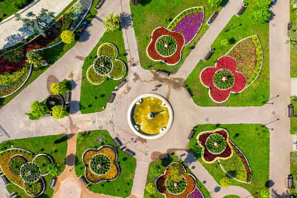 Pyatigorsk, Venäjä. Park Flower Gardenissa. Antenninäköala. Kesä - Valokuva, kuva