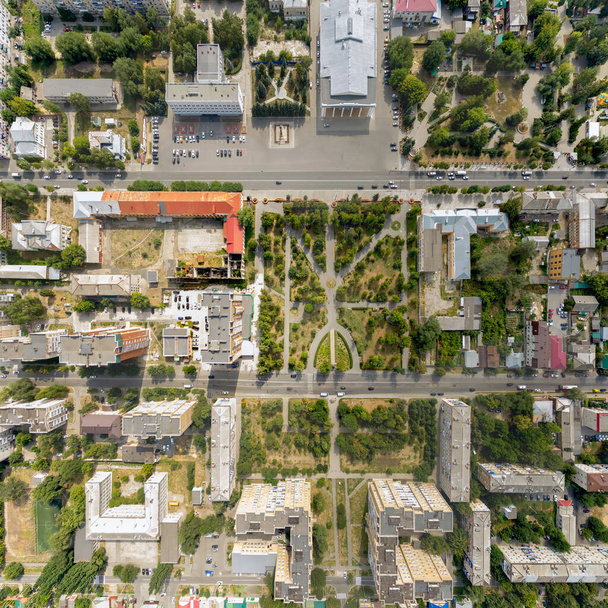 Syzran, Russland. Zentraler Platz mit Verwaltung. Panorama des zentralen Teils der Stadt aus der Luft - Foto, Bild