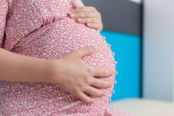 妊娠中の女性の閉鎖手上の赤ちゃんバンプ - 写真・画像