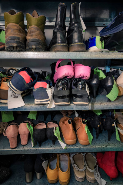 Ayakkabılar tamir atölyesinde, dizilmiş ve düzenlenmiş.. - Fotoğraf, Görsel