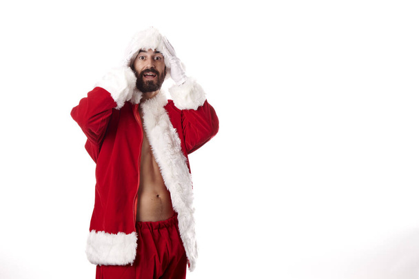 Noel Baba vücut geliştiricisi beyaz arka planda atletik vücudunu gösteriyor. - Fotoğraf, Görsel