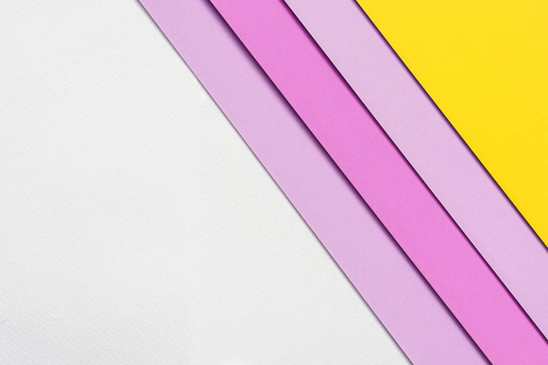 На білому тлі, абстрактний геометричний фон, утворений зі складених барвистих паперових листів, підходить для використання як елемент дизайну або концептуальної обкладинки веб-сайту
. - Фото, зображення