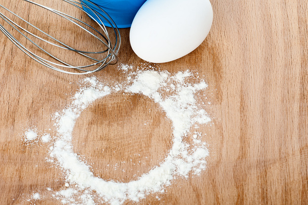 Яйцо и мука сырые продукты на разделочной доске
 - Фото, изображение
