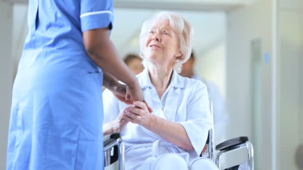 Fermer Le personnel médical parle à une patiente âgée hospitalière
 - Séquence, vidéo