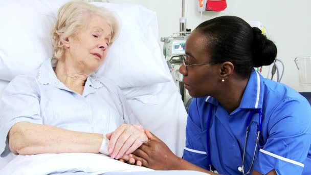 yaşlı kadın beyaz hastane yatağında Hemşirelik Bakımı - Video, Çekim