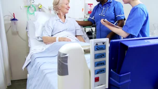 シニア白人病院患者の多民族医療スタッフ - 映像、動画