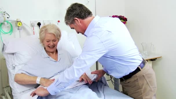 Yaşlı hasta zevk hastane ziyaret erkek göreli - Video, Çekim