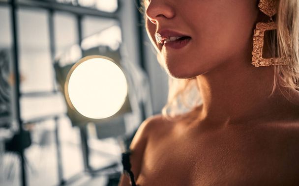 Közelkép kivágott kép egy érzéki szexi nő, aki csábítóan retusált száját a háttérben egy ablak. - Fotó, kép