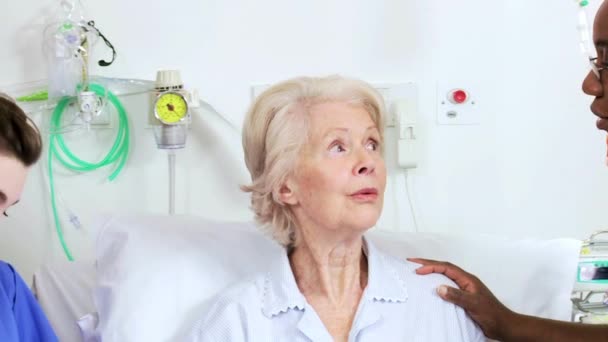 egészségügyi dolgozók-beteg az ágy mellett - Felvétel, videó