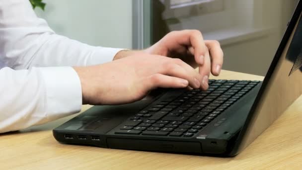 homem de negócios usando computador portátil no escritório - Filmagem, Vídeo