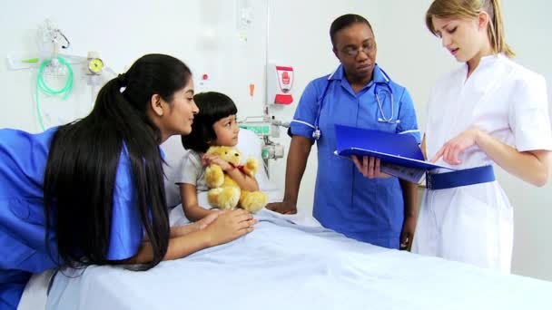 pediatrische verplegend personeel behandeling van kind patiënt - Video