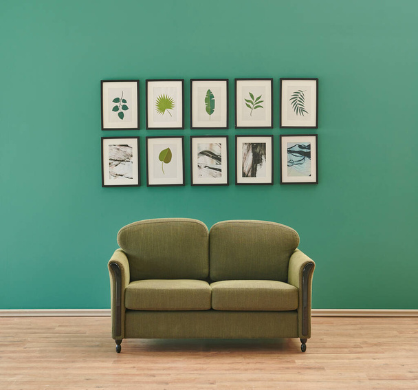 Parede verde com muitos preto quadro decorativo e conceito sofá. - Foto, Imagem