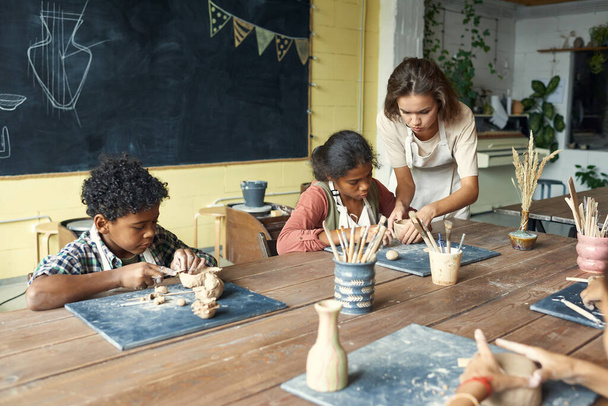 Beim Keramikkurs mit Kindern modellieren - Foto, Bild