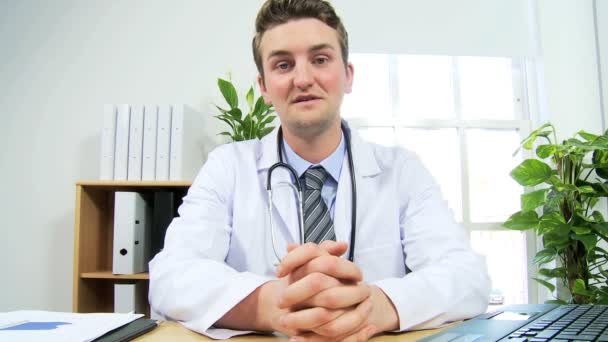 γιατρός, χρησιμοποιώντας σύγχρονες τηλεοπτική επικοινωνία - Πλάνα, βίντεο