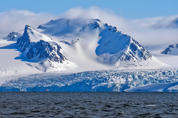 Deep Blue Glacier and Snowcap Mountains, Albert I Land, Arctic, Spitbergen, Svalbard,ノルウェー,ヨーロッパ - 写真・画像