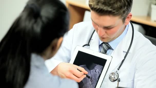 Doctor mostrando resultados de rayos X médicos
 - Metraje, vídeo