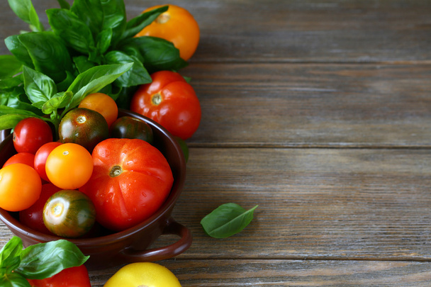 wooden background with tomatoes and basil - Foto, Imagen