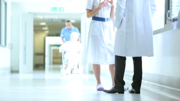 ιατρικό προσωπικό που εργάζονται πολυσύχναστη νοσοκομείο εγκατάσταση - Πλάνα, βίντεο
