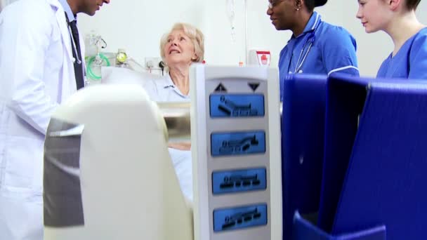 Enfermera étnica que trata al paciente anciano Hospital
 - Imágenes, Vídeo