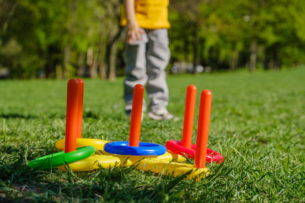 Ring throw summer game on a green lawn in the sun made of plastic - 写真・画像
