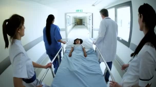 ziekenhuispersoneel nemen jong kind behandeling - Video