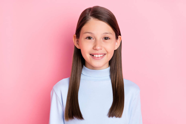 Retrato de atractiva chica alegre contenido lindo usando jersey azul aislado sobre fondo de color pastel rosa - Foto, Imagen