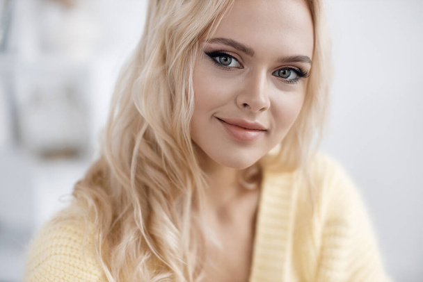 Young beautiful blond woman portrait indoor  - Foto, imagen