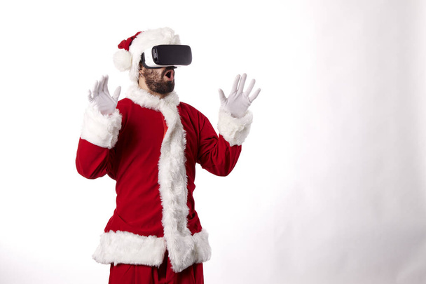 Santa Claus z wirtualnej rzeczywistości gogle na białym tle - Zdjęcie, obraz