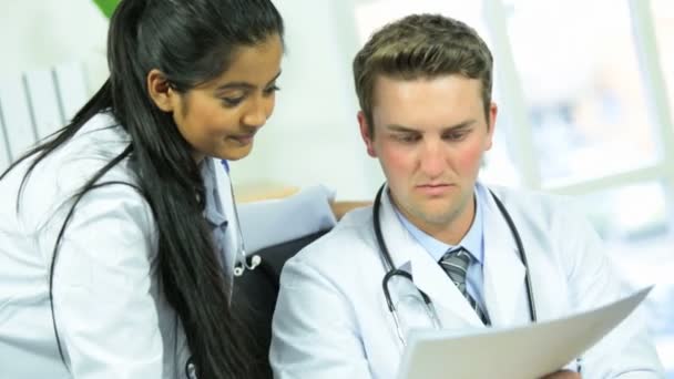 Jóvenes doctores discutiendo investigación farmacéutica
 - Metraje, vídeo