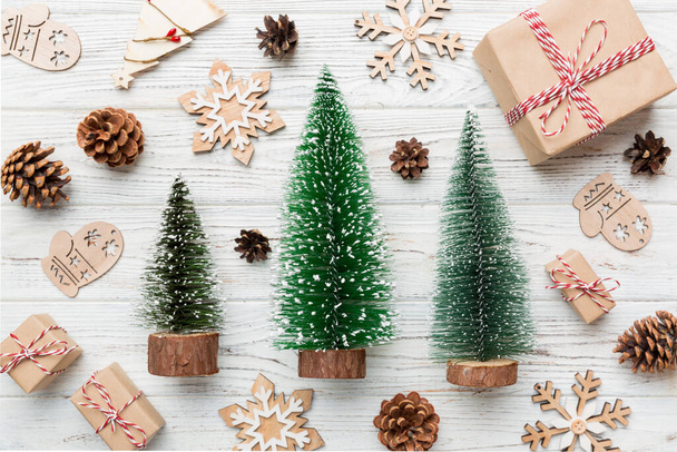 Composición plana con árboles de Navidad sobre fondo de color. Vista superior con espacio de copia. - Foto, Imagen