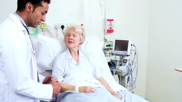 Kıdemli beyaz hastane hasta çok etnik Medikal Kadro - Video, Çekim