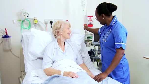 Yaşlı hasta hastane yatağında bakım hemşire - Video, Çekim