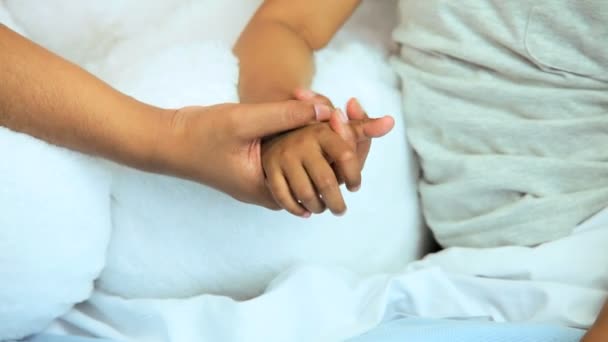 Pflegepersonal tröstet junge Patientin - Filmmaterial, Video