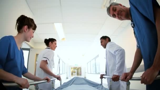 beteg pov kórházi ágy tolt folyosó - Felvétel, videó