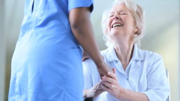 le personnel médical discute avec une patiente âgée
 - Séquence, vidéo