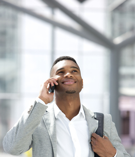 Jovem afro-americano sorrindo com telefone celular
 - Foto, Imagem