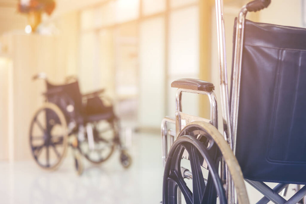 Hastanede tekerlekli sandalyeler, hasta yardımı bekleyen tekerlekli sandalyeler. küçük bir kopyalama alanı ile - Fotoğraf, Görsel