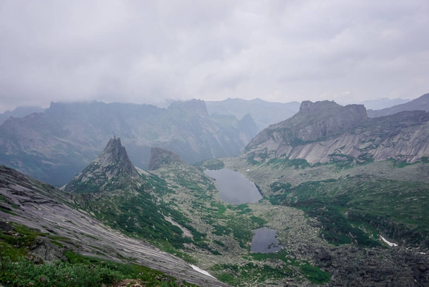 Ergaki Doğal Parkı 'nın güzel doğası. Sibirya 'daki Sayan dağlarına yürüyüş - Fotoğraf, Görsel