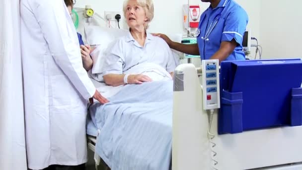 sağlık personeli hastanın bedside - Video, Çekim