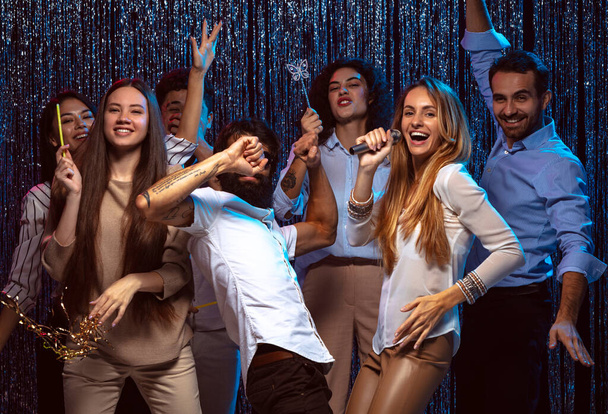 Partinin tadını çıkarıyorum. Bir grup genç kutlamada eğleniyor. - Fotoğraf, Görsel