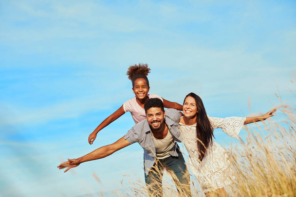 子供の娘家族幸せなお母さんお父さんピギーバック楽しい一緒に女の子陽気なフィールド屋外自然夏 - 写真・画像
